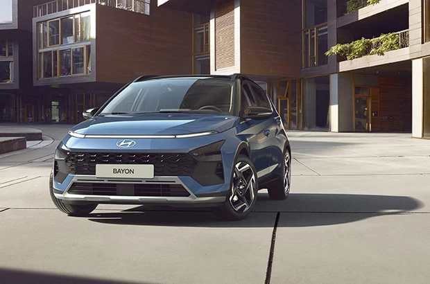 hyundai bayon blaue außenfarbe mitten auf der straße