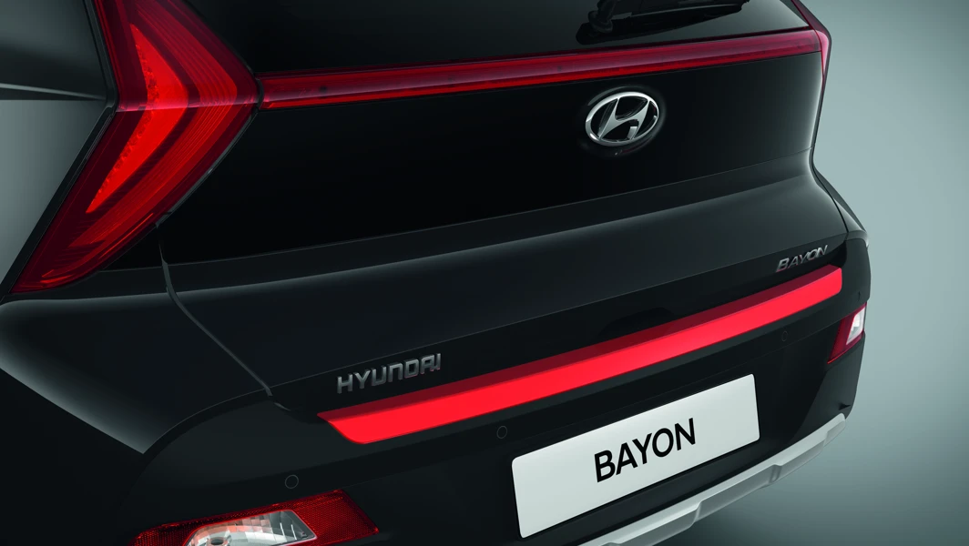 BAYON Heckklappenzierleiste, rot